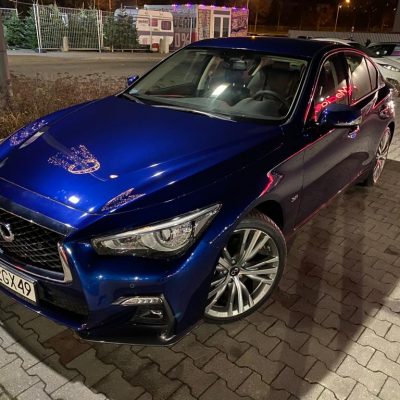 Infiniti Q50 Sport granatowy nocą - Wypożyczalnia samochodów luksusowych Mestenza Trójmiasto Rafał Grzebin