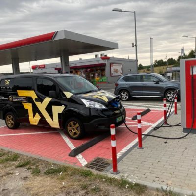 Elektryczny van Nissan e-NV200 - ładowanie. Wypożyczalnia samochodów Mestenza Rafał Grzebin.