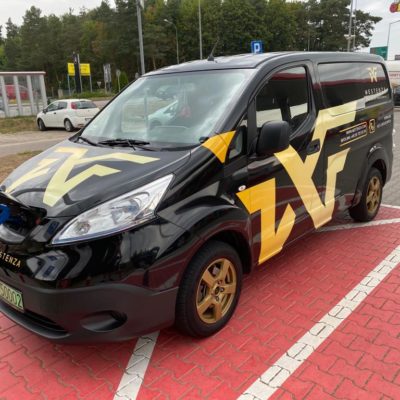 Elektryczny van Nissan e-NV200 - ładowanie. Wypożyczalnia samochodów Mestenza Rafał Grzebin.