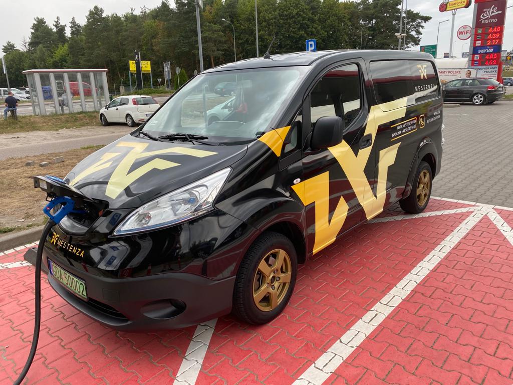 Elektryczny van Nissan e-NV200 - ładowanie. Wypożyczalnia samochodów Mestenza Rafał Grzebin.