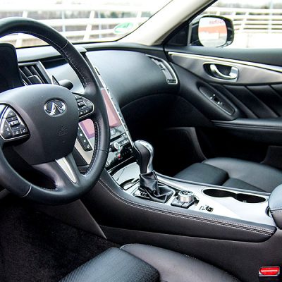 Infiniti Q50 Sport wnętrze - Wypożyczalnia samochodów luksusowych Mestenza Trójmiasto Rafał Grzebin